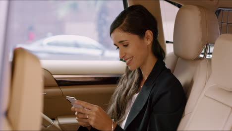 mujer en el coche mirando el teléfono, expresando diferentes emociones