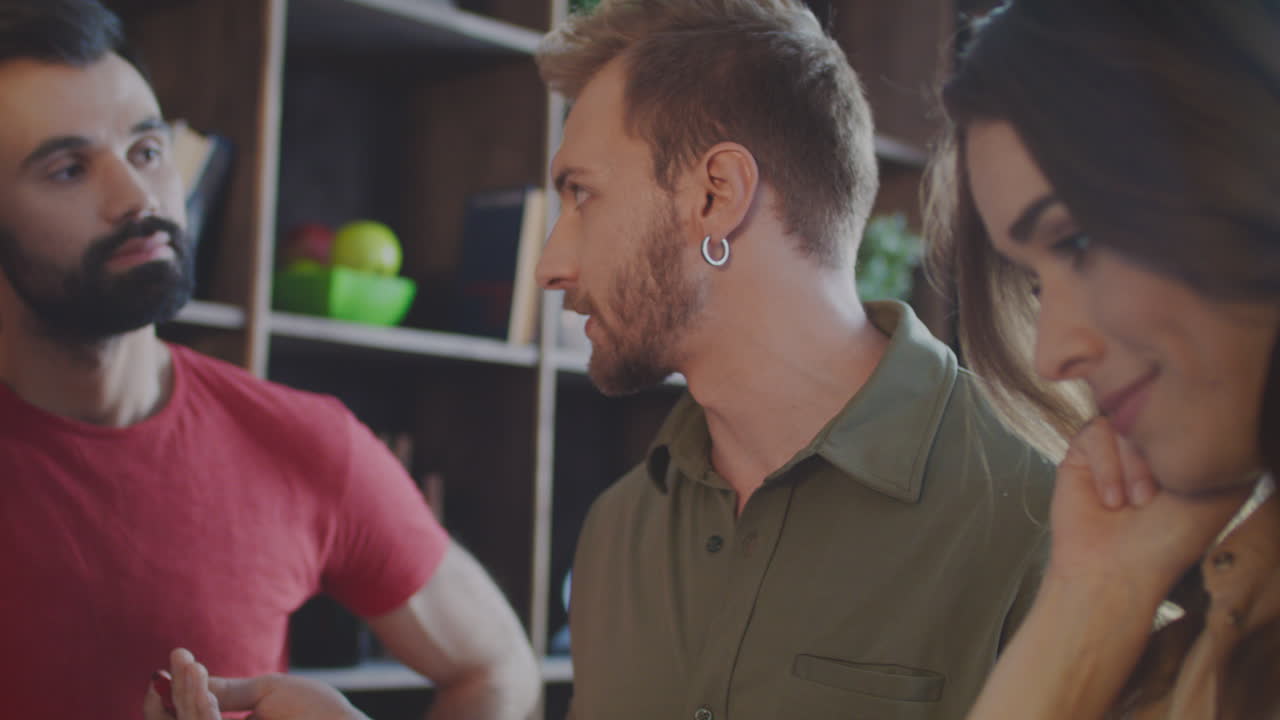 equipo de negocios de lluvia de ideas en una oficina moderna con pizarra. reunión de planificación