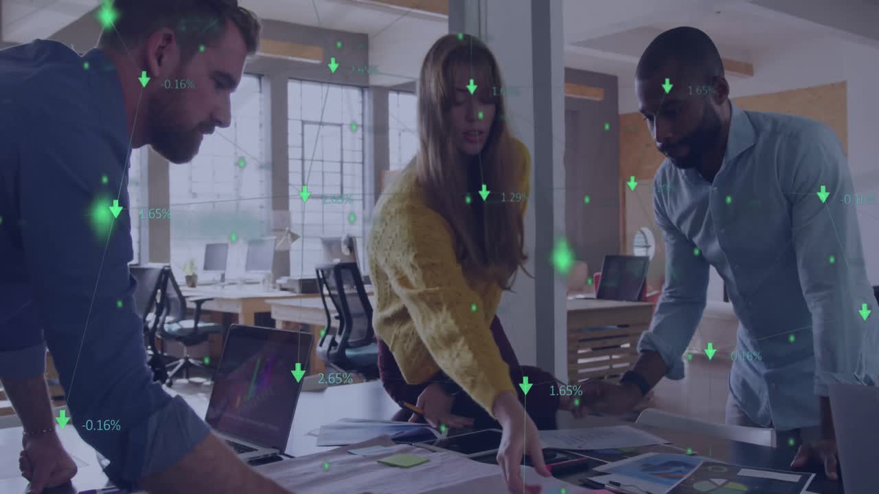 animación del procesamiento de datos sobre diversas personas de negocios en la oficina