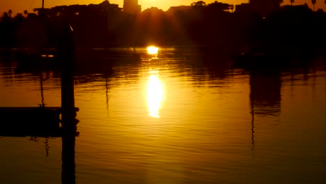 Reflejo-Del-Amanecer-Cerca-Del-Muelle-Reflejo-Del-Agua-Del-Amanecer-Cerca-Del-Muelle-De-St-Kilda