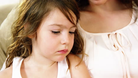 Madre-Leyendo-Un-Libro-Infantil-A-Su-Hija