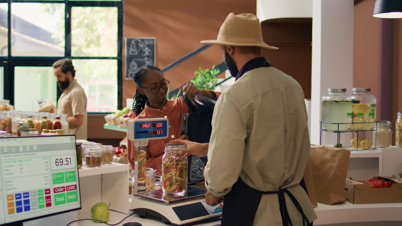 배달 을 위해 음식 주문 을 준비 하는 사람