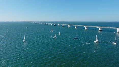 Segelboote,-Die-An-Einem-Sonnigen,-Windigen-Tag-Durch-Die-Zeelandbrücke-Fahren