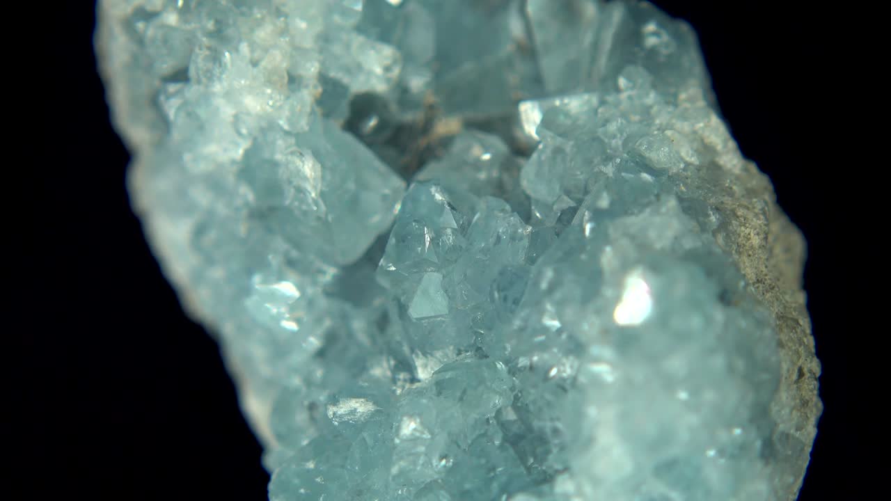 검은 바탕 앞에 얼음 파란 광물 (celestine) 을 원활하게 회전시니다.