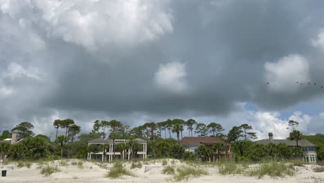 Bewölkter-Himmel,-Strandgrundstück-Mit-Darüber-Fliegenden-Vögeln,-Bedrohlich,-Stürmisch