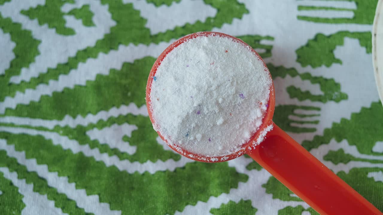 detergente para lavar ropa en cucharas medidoras