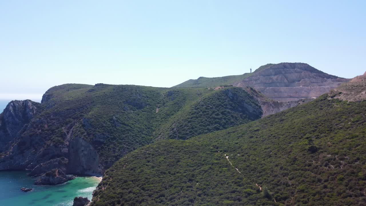 열대 해변이 있는 포르투갈 산악 녹색 해안의 궤도를 도는 샷