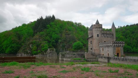 las ruinas del chateau de la roche a lo largo de las orillas del río loira francia