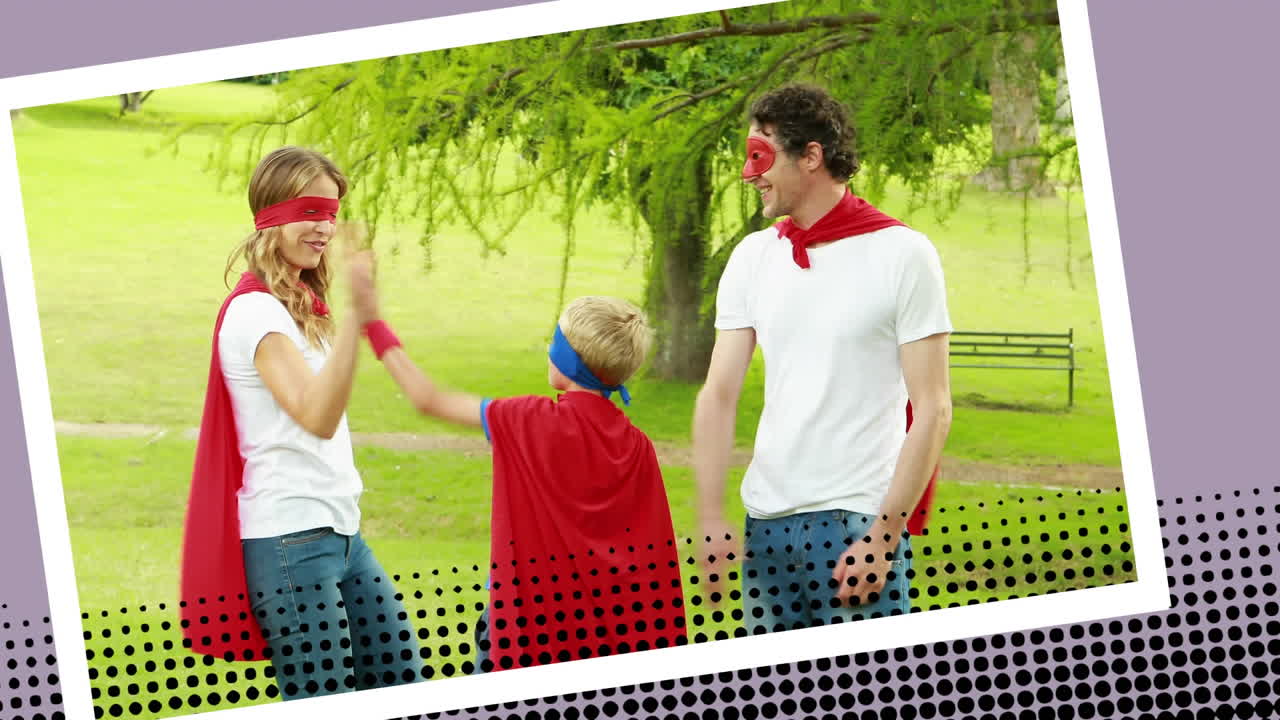 familia de superhéroes corriendo en el parque