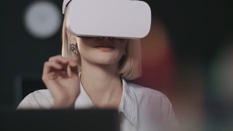 mujer sonriente probando un programa de computadora en gafas de realidad virtual