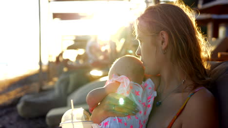 Mamá-Y-Bebé-Teniendo-Un-Agradable-Día-De-Verano-En-La-Playa