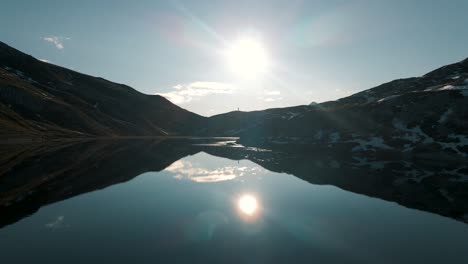 reflexiones en un lago de montaña en los alpes italianos - dolomitas