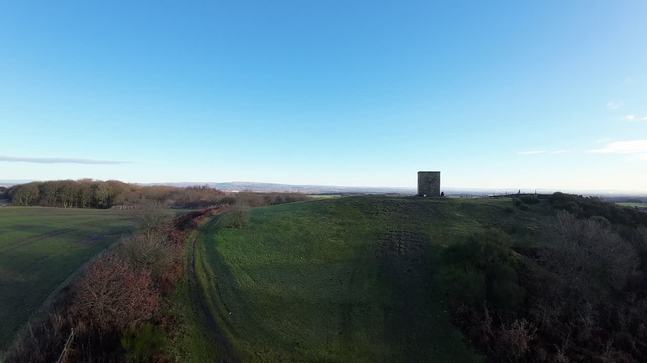 drone fpv sobre postes telefónicos billinge hill faro otoño lancashire bosque copas de los árboles