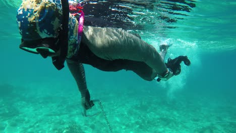 Underwater-man-swim-FISHING-clear-water-Carries-boat-anchor-and-fishing-net-wear-Sun-Hood