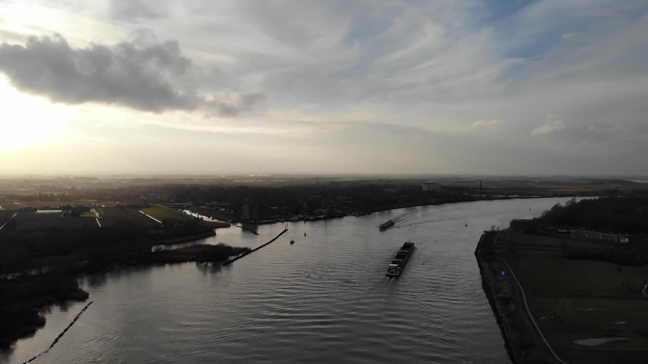 네덜란드 즈베인드레흐트 인근의 오데 마스 강을 가로지르는 화물 바지선의 경치 좋은 전망