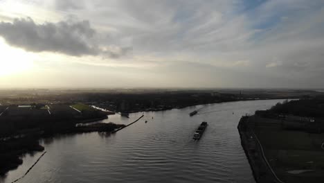 Vista-Panorámica-De-Una-Barcaza-De-Carga-Que-Cruza-El-Río-Del-Antiguo-Maas-Cerca-De-Zwijndrecht-En-Los-Países-Bajos