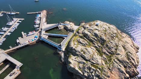 Lysekil-Hafen,-Kallbadhuset-Und-Slaggo-Insel-An-Einem-Sonnigen-Sommertag-Von-Oben