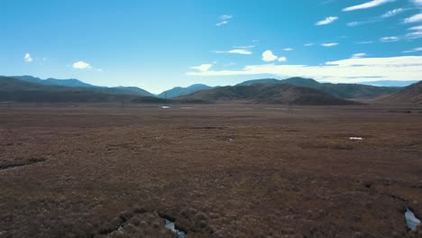 vista aérea del río clarence nueva zelanda, montañas en el fondo - dolly en tiro