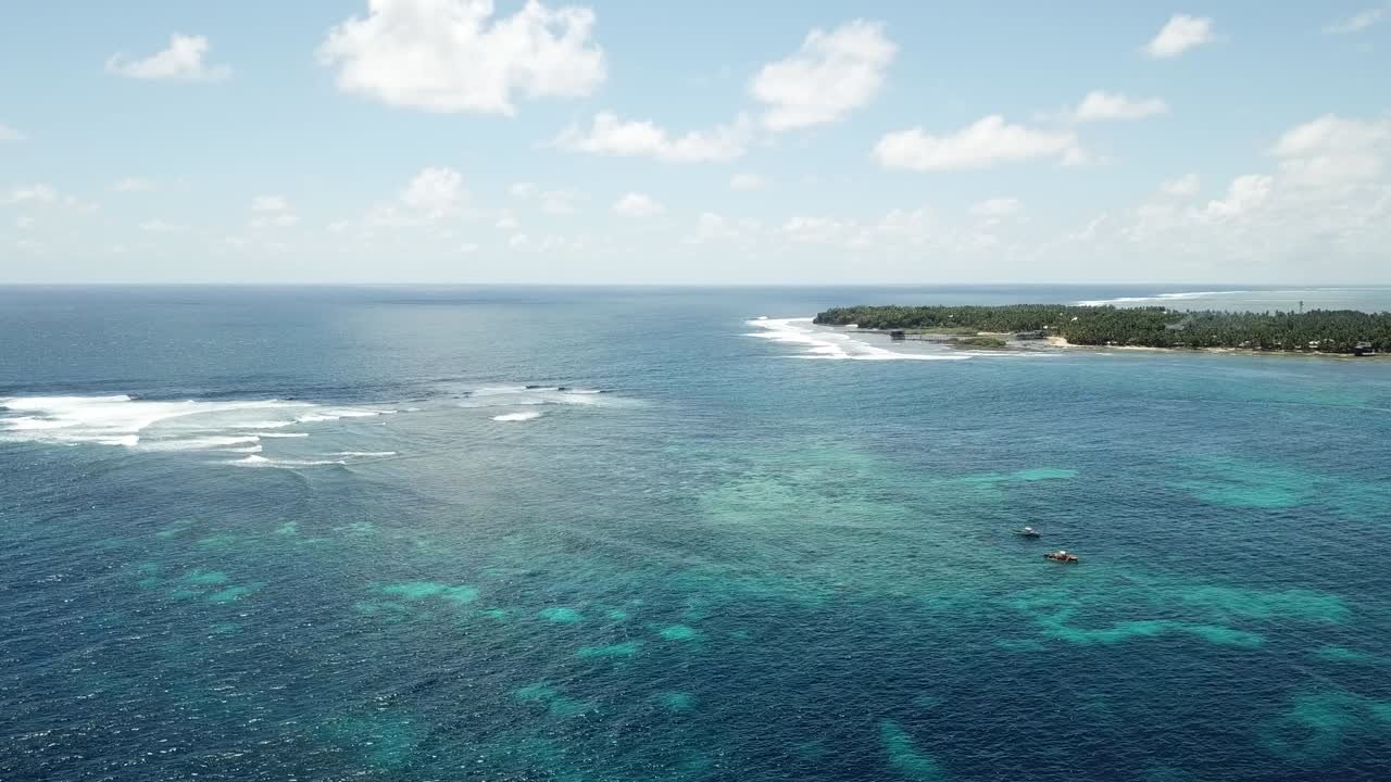 Ripresa aerea a volo d'uccello di Cloud 9 sull'isola di Siargao