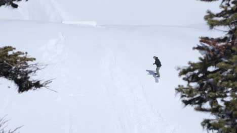 Snowboarder-Girando-Un-360-Con-Un-Agarre-Sobre-Un-Salto-En-El-Backcountry