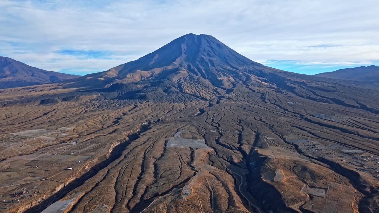 Uma filmagem com drone em movimento reverso do vulcão Misti perto de Arequipa, Peru, revelando fluxos de lava maciços que se espalham da base do vulcão, mostrando a enorme escala de sua última erupção poderosa
