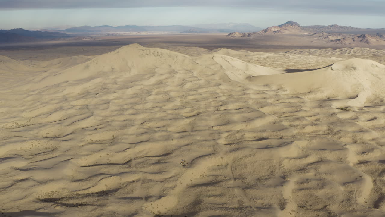 toma aérea de drones de las dunas de kelso en el desierto de mojave en el sur de california
