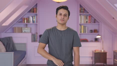 hombre indio decepcionado mostrando los pulgares hacia abajo