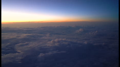 puesta de sol desde la ventana del pasajero del avión.