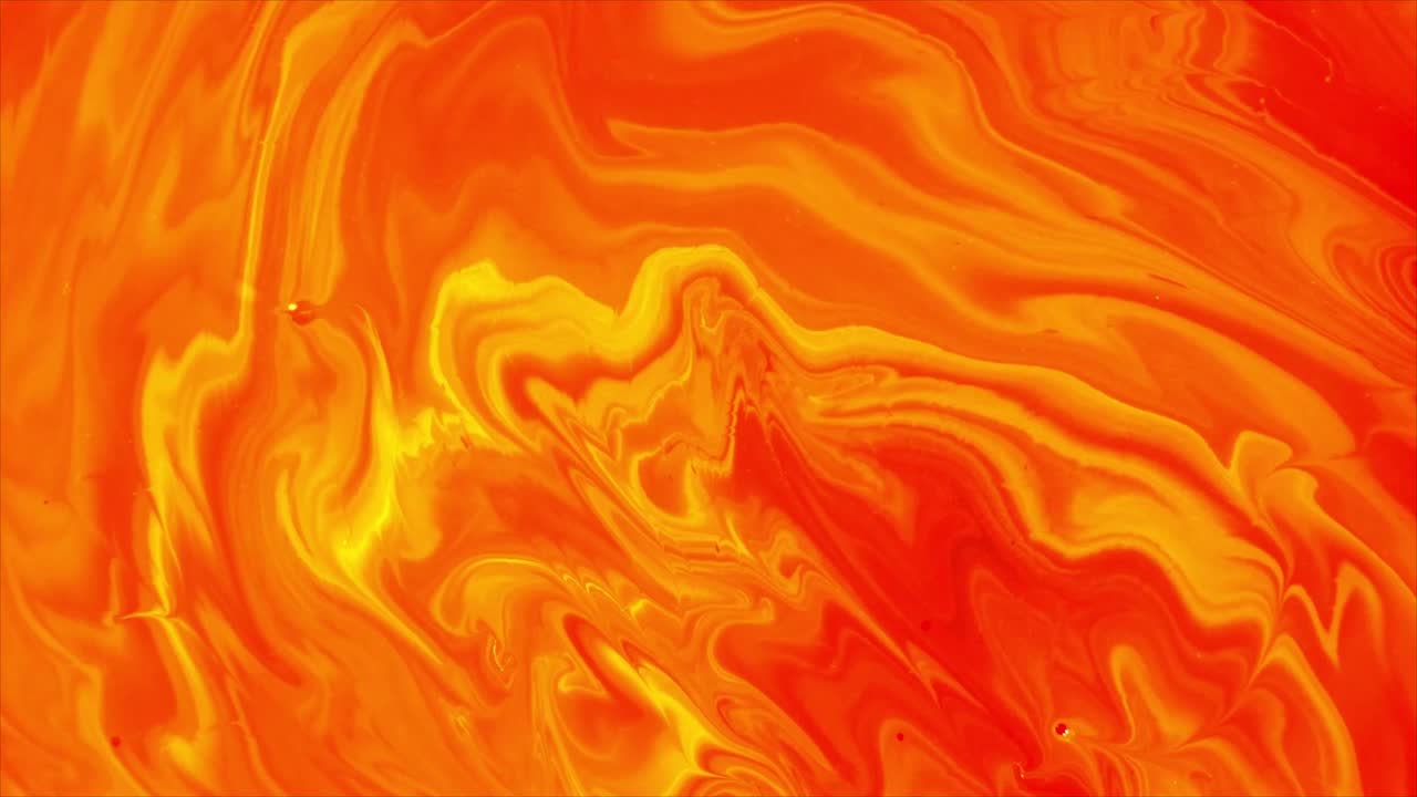 Abstrakt hvirvlende orange og gul flydende maling