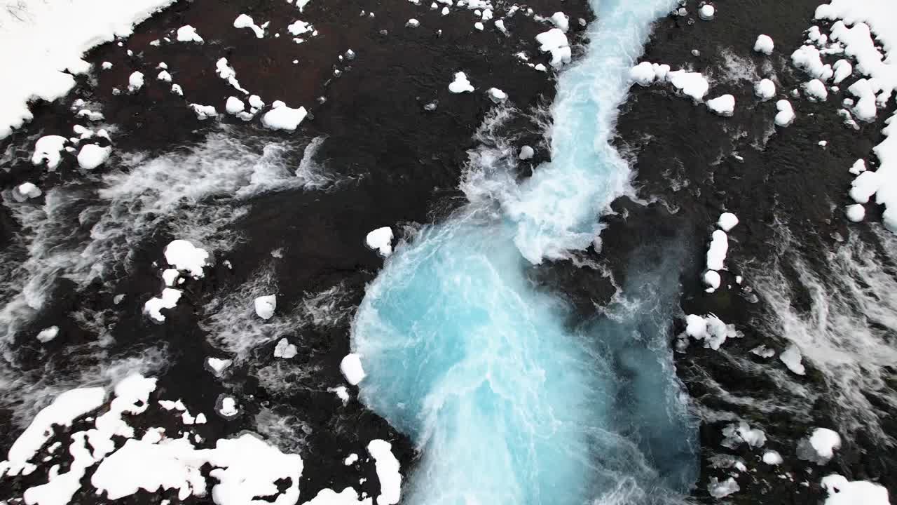 겨울날 바위 절벽에서 흐르는 아름다운 폭포