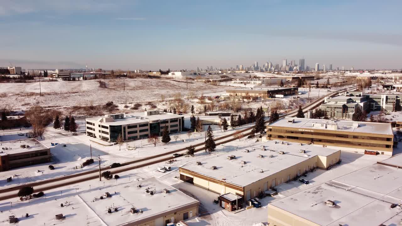 은 겨울 날 눈으로 인 캘거리 시내를 보여주는 공중 촬영