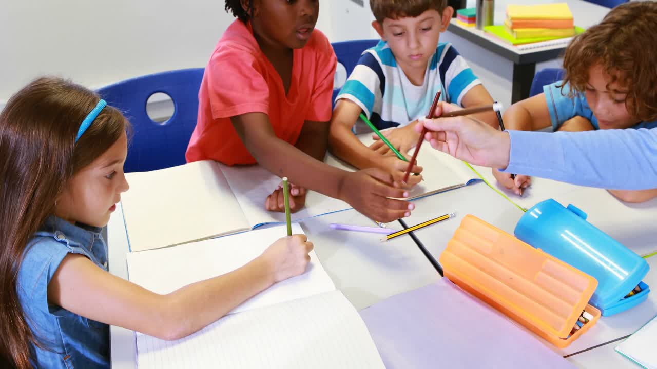 maestro ayudando a los niños con sus tareas en el aula