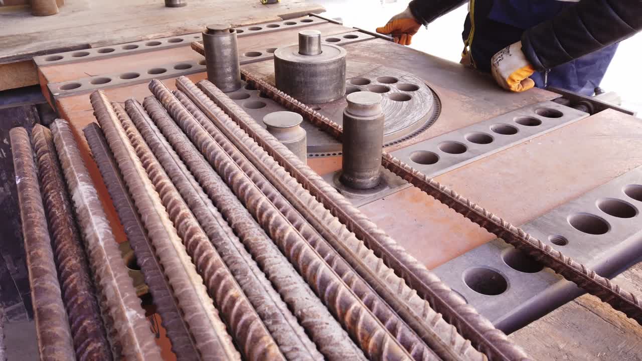 el hombre trabaja en bender.