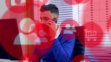 animación de iconos digitales sobre hombre de negocios usando computadora