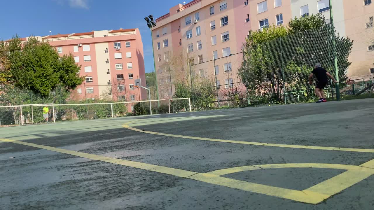 entrenar o enseñar a jugar tenis en una cancha al aire libre
