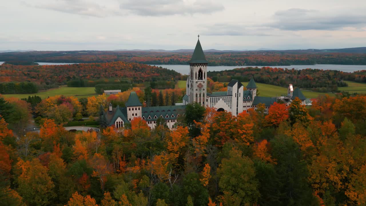 fotografía aérea alrededor de la abadía de saint benoit du lac cerca de magog en la provincia de quebec en la orilla del lago memphremagog en otoño, temporada de otoño, canadá