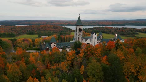 Toma-Aérea-Alrededor-De-La-Abadía-De-Saint-Benoit-Du-Lac-Cerca-De-Magog-En-La-Provincia-De-Quebec-En-La-Orilla-Del-Lago-Memphremagog-En-Otoño,-Temporada-De-Otoño,-Canadá