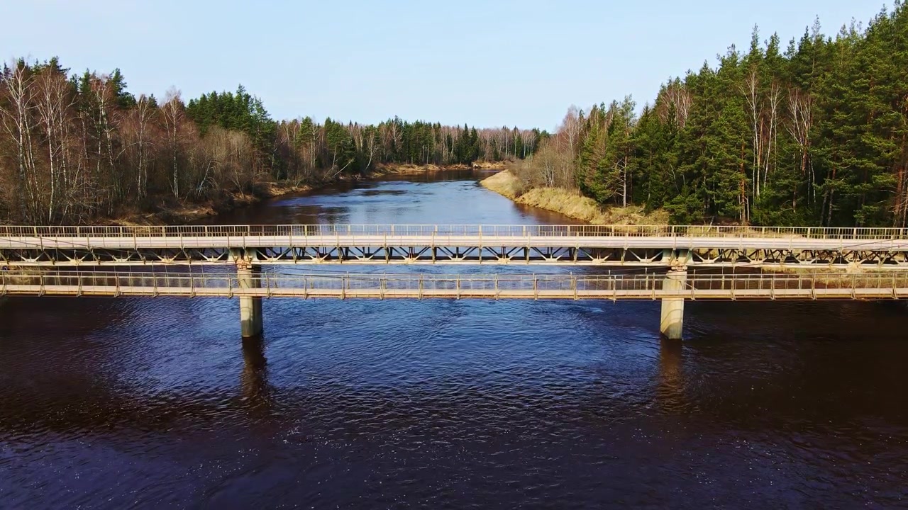 Hiljainen joen ylityspaikka yhdistää virkistysreittejä metsämaiseman halki alapuolella.