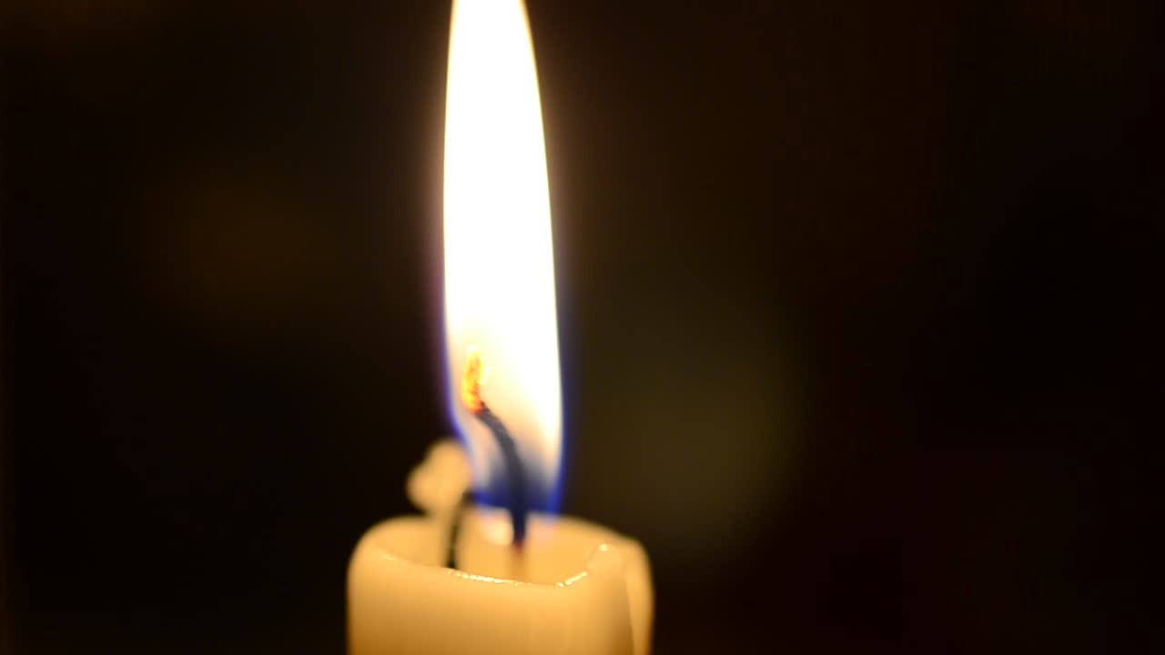 Fiamma di candela nella notte. Candele, ripresa macro
