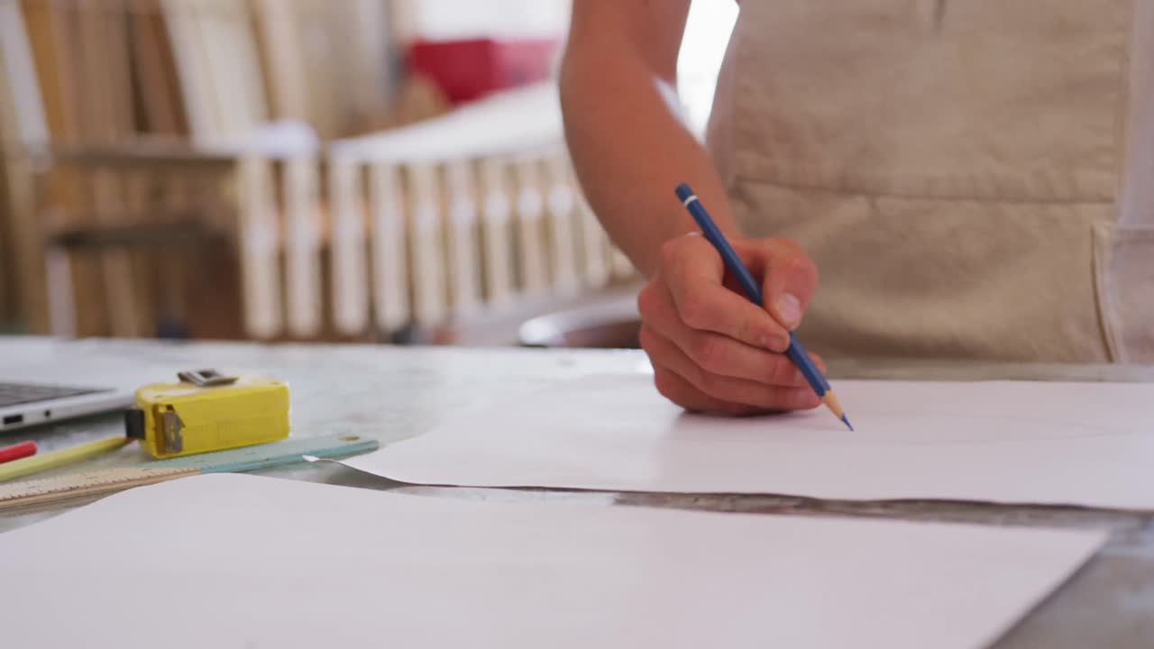 hombres caucásicos fabricantes de tablas de surf trabajando en su estudio