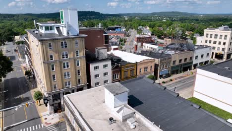 Empuje-Aéreo-Rápido-Sobre-Edificios-En-Beckley,-Virginia-Occidental