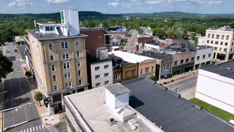 empuje aéreo rápido sobre edificios en beckley virginia occidental