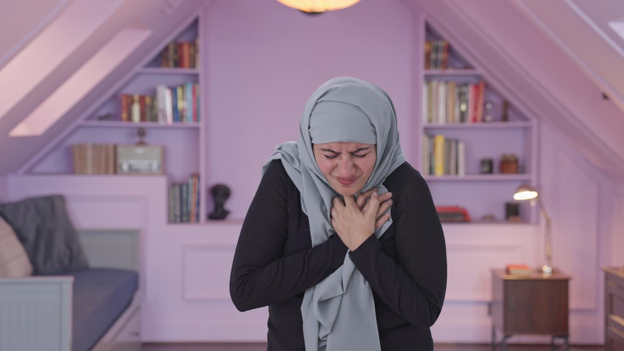 Kalp krizi geçiren hasta Müslüman kadın.