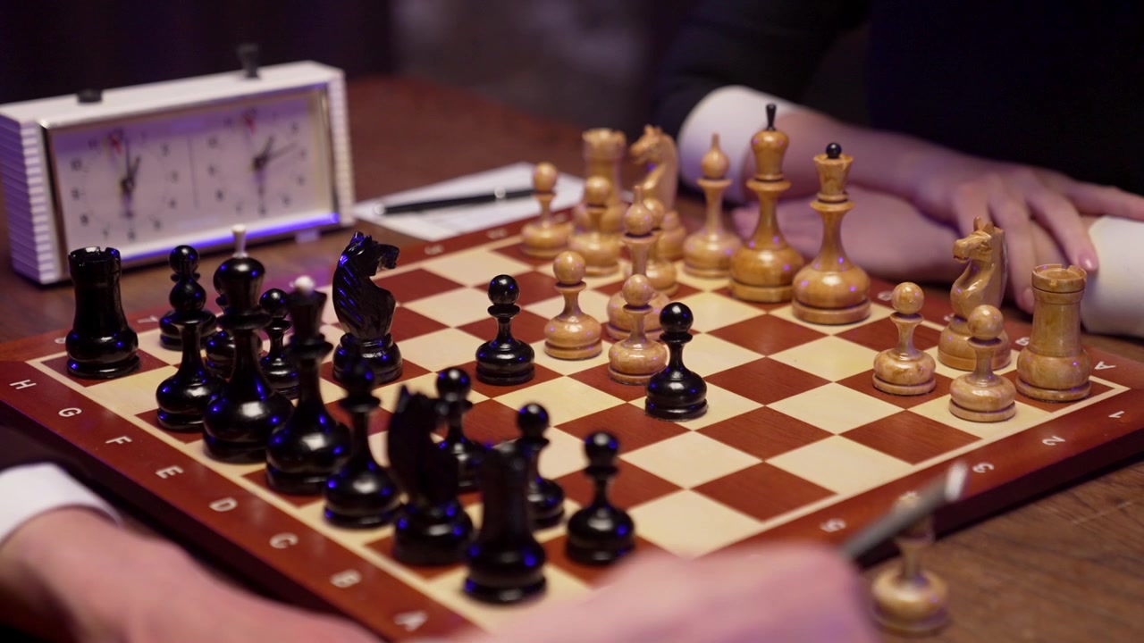 Giocatori di scacchi che eseguono mosse strategiche su una scacchiera classica