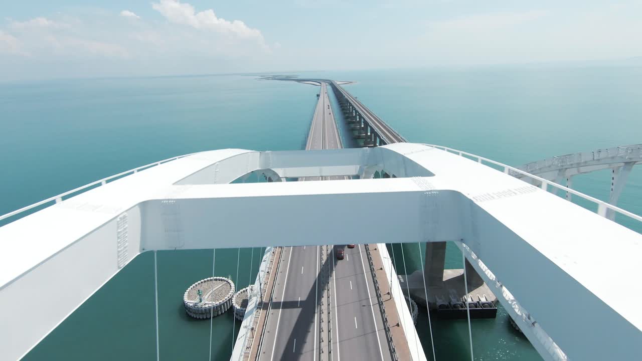 물 위 에 있는 현대적 인 다리 의 공중 사진