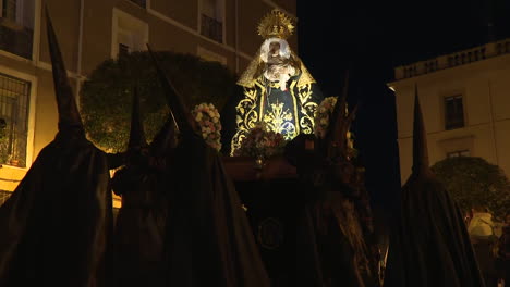 procesión religiosa en la noche