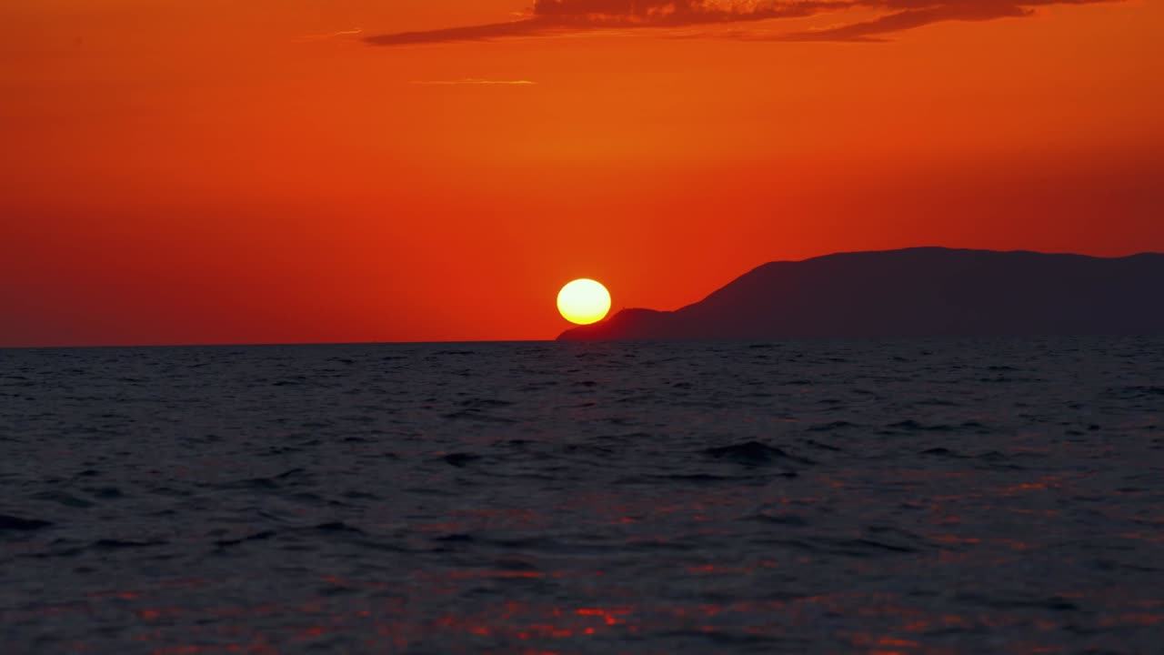 극적인 하늘과 파노라마 바다 전망을 가진 이탈리아의 멀리 떨어진 자연 토스카나 해안 모래 해변에서 활기찬 은 해가 지는 것을 보여주는 시네마그라프 (cinemagraph) 의 완벽한 비디오 루프.
