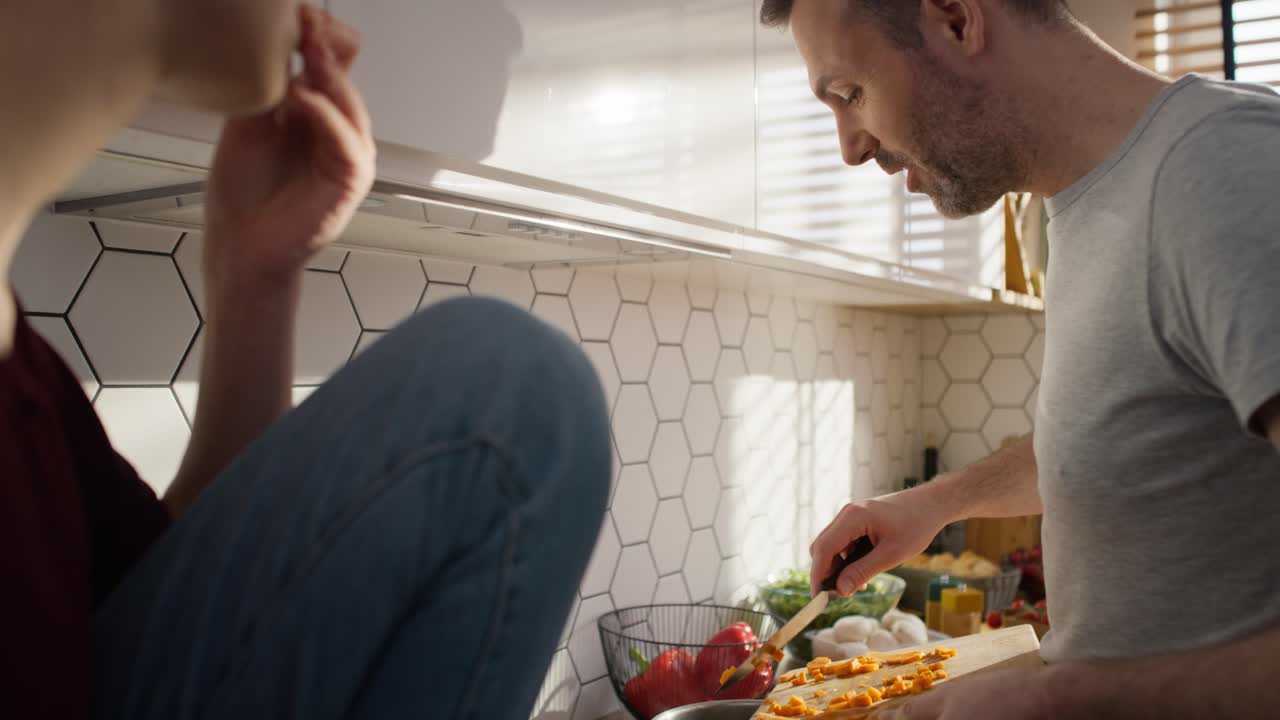 padre y hija caucásicos pasando tiempo juntos cocinando