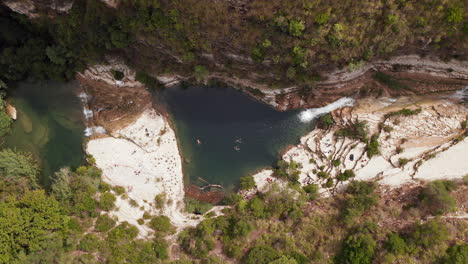 vista de arriba hacia abajo de los turistas nadando en la piscina natural en la reserva natural de cavagrande del cassibile en sicilia, italia