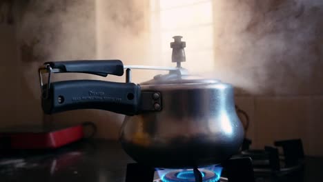 suena el silbato y sale vapor mientras se prepara la comida